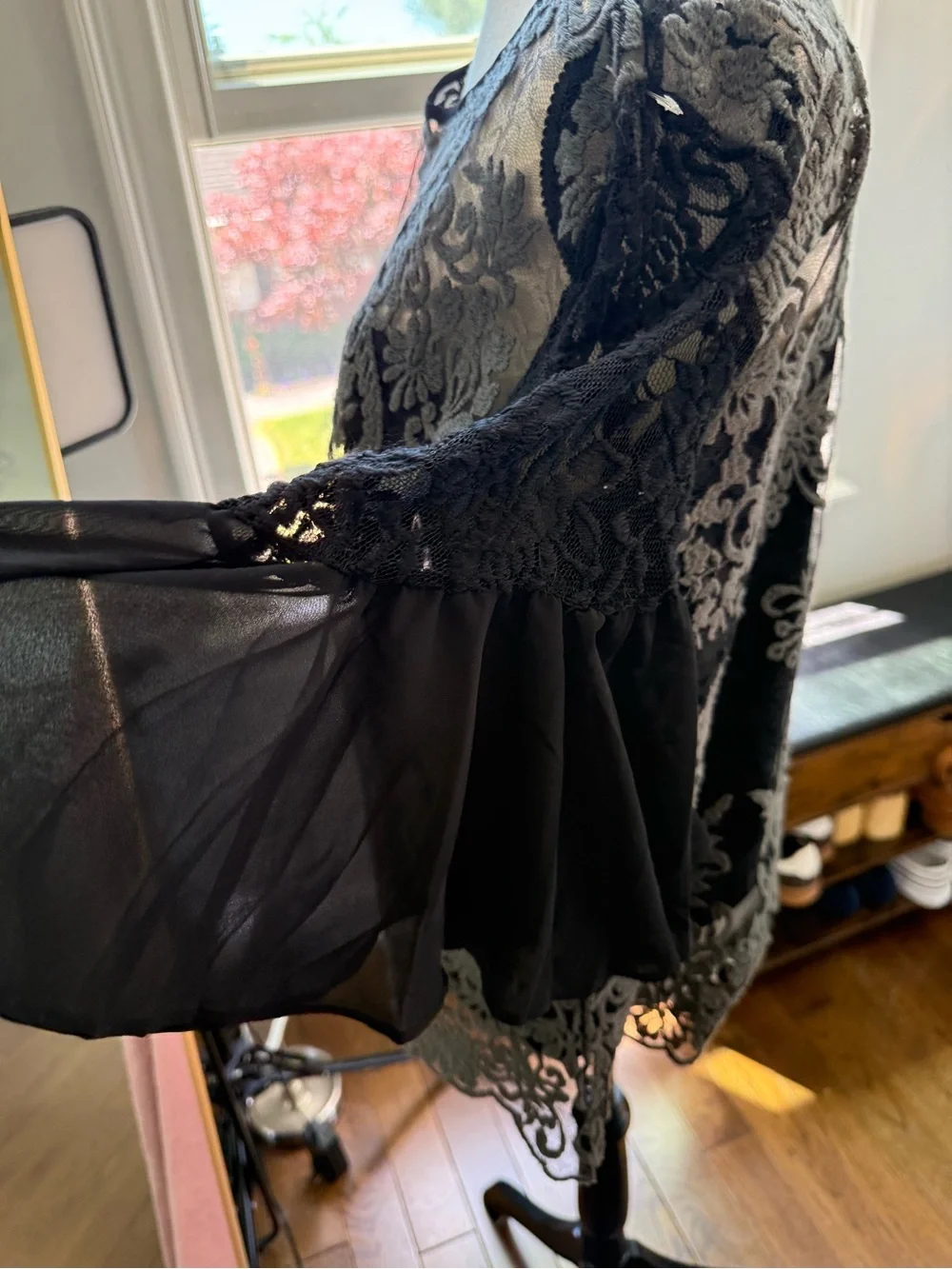 Carmen Marc Valvo Gorgeous Black Bell Sleeve Blouse with Gray Lace Overlay Sz XL - Picture 6 of 8